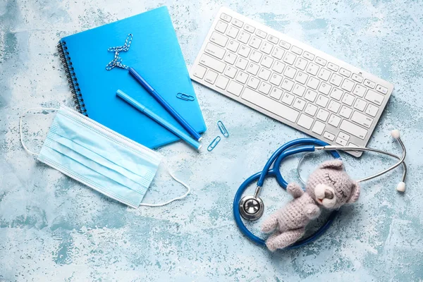 PC-toetsenbord, stethoscoop, masker, briefpapier en speelgoed op kleur achtergrond — Stockfoto