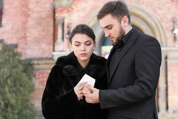 Páč se po jejich příbuzně na pohřbu — Stock fotografie