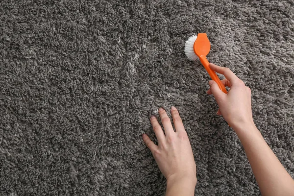 Woman cleaning carpet at home — Stock Photo, Image