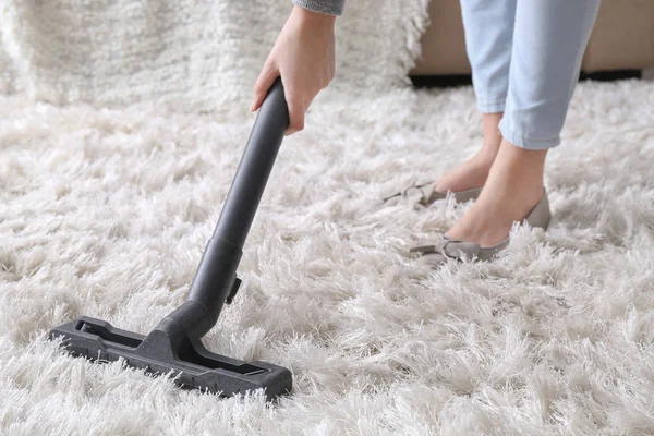 女性は掃除機でカーペットを hoovering — ストック写真