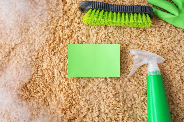 Tomt kort med rengörings materiel på mjuk matta — Stockfoto