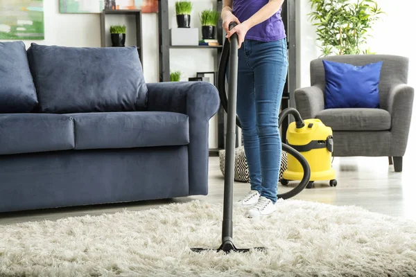 Tappeto donna pulizia con aspirapolvere a casa — Foto Stock