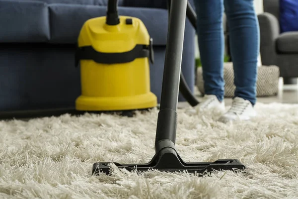 Limpeza de carpete com hoover em casa — Fotografia de Stock