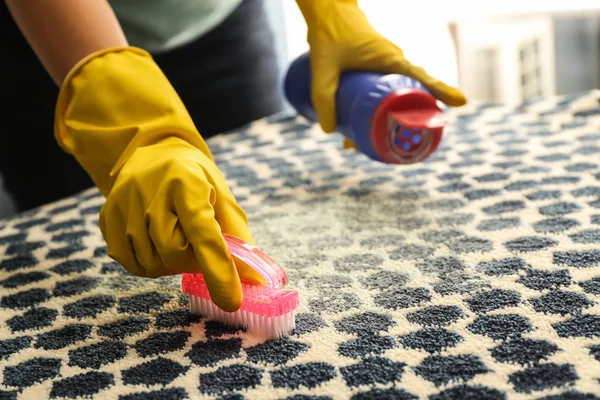 Woman cleaning carpet — Stock Photo, Image