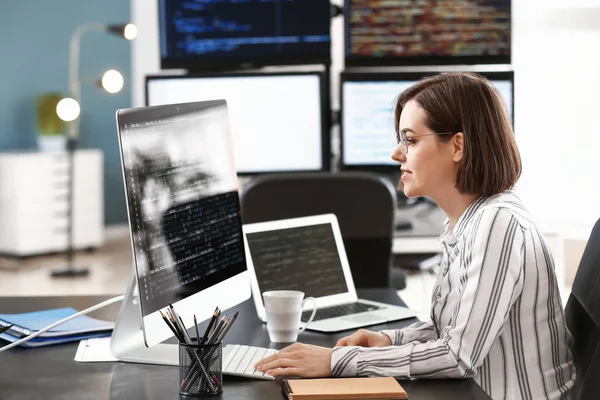 Programmeuse travaillant au bureau — Photo