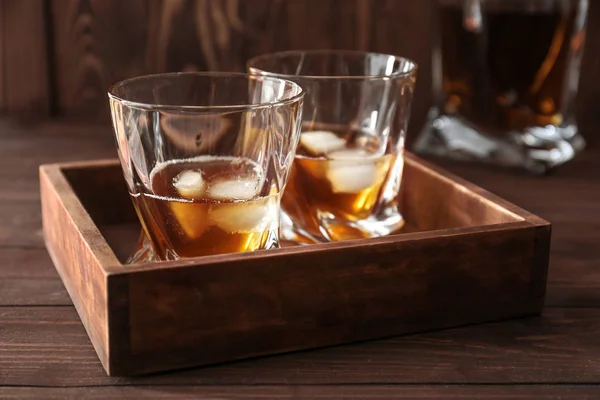 木製のテーブルに冷たいウイスキーのグラス — ストック写真