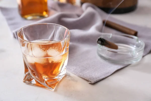 Bicchiere di whisky freddo sul tavolo leggero — Foto Stock