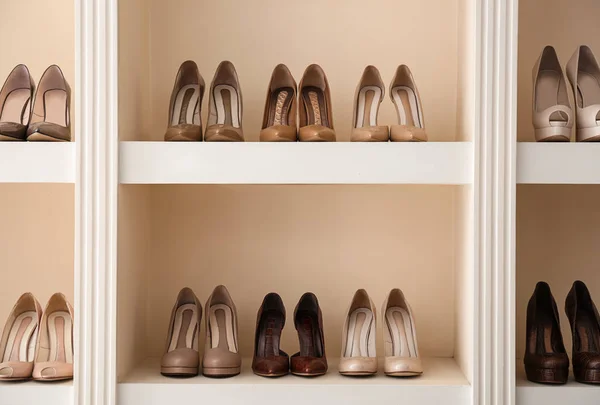 Gyűjtemény az új női cipő a polcokon a boltban — Stock Fotó