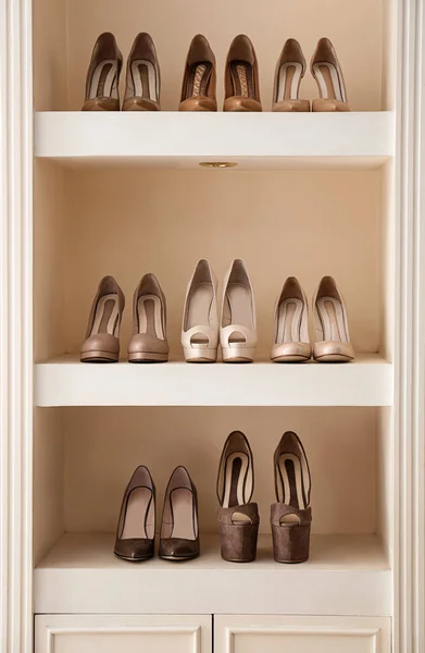 Collection of new female shoes on shelves in shop — Stock Photo, Image