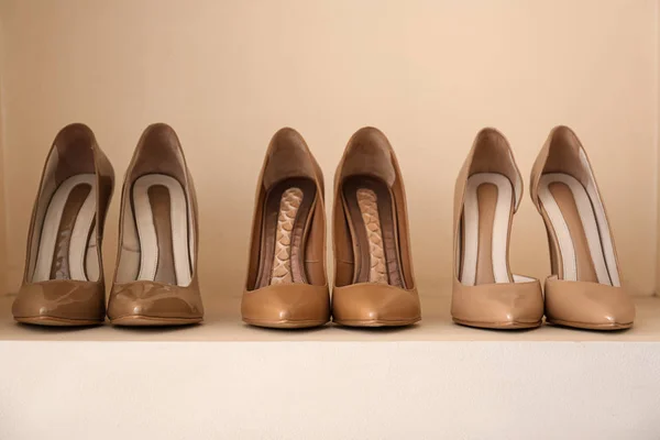 ショップで棚に新しい女性の靴のコレクション — ストック写真