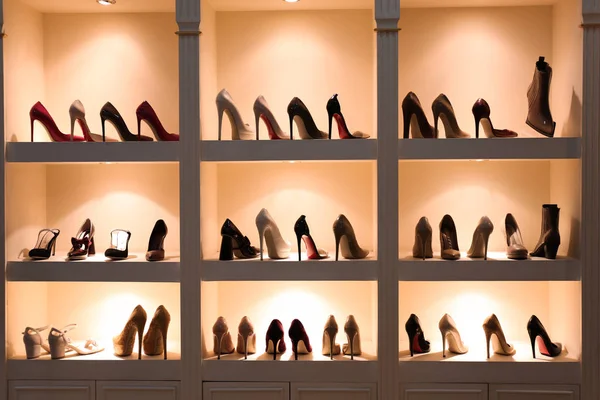 Sbírka nových ženských bot na policích v obchodě — Stock fotografie