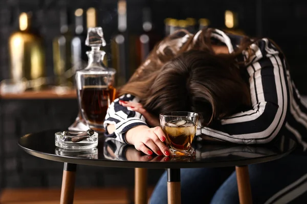 Pijany kobieta z whisky w tabeli w barze — Zdjęcie stockowe