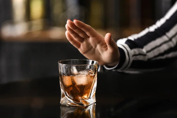 Kvinna vägrar att dricka whisky i bar — Stockfoto