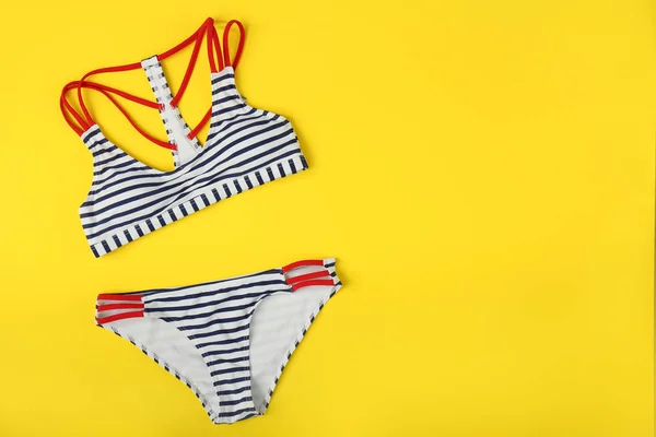 Maillot de bain féminin élégant sur fond de couleur — Photo