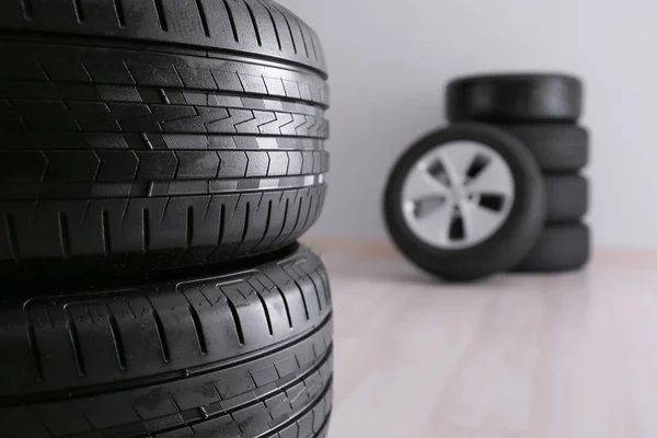 Llantas de coche apiladas, primer plano —  Fotos de Stock