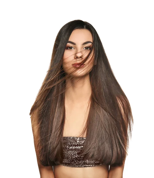 Porträtt av vacker ung kvinna med friskt långt hår på vit bakgrund — Stockfoto