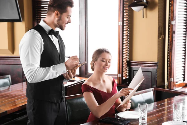 Waiter taking order in restaurant — Stock Photo, Image