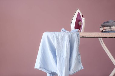 Renkli arka plana karşı gemide modern demir ve giysiler