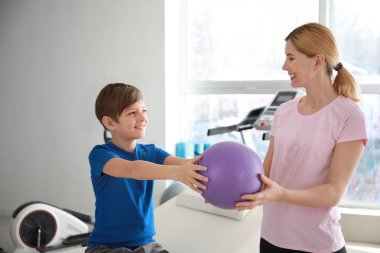 Rehabilitasyon merkezinde küçük çocuk ile çalışan fizyoterapist