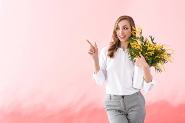 Mimoza buket renk arka plan üzerinde olan güzel kadın