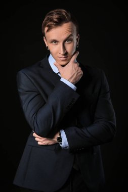 Karanlık arka planda yakışıklı şık işadamı