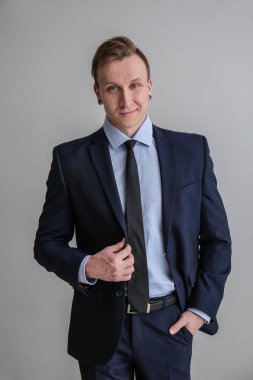 Hafif arka planda yakışıklı şık işadamı