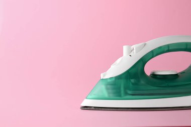 Renk arka plan üzerinde modern demir