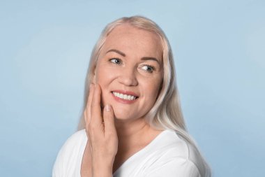 Sağlıklı cilt renk arka plan üzerinde ile olgun kadın