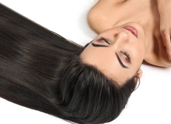 Retrato de una hermosa joven con cabello largo y saludable sobre fondo blanco —  Fotos de Stock