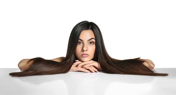 Porträtt av vacker ung kvinna med friskt långt hår på vit bakgrund — Stockfoto