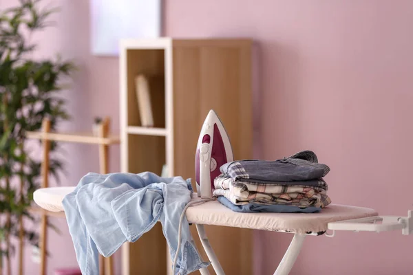 Plancha y ropa moderna a bordo — Foto de Stock