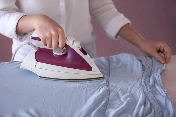 Ropa de planchar mujer en casa — Foto de Stock