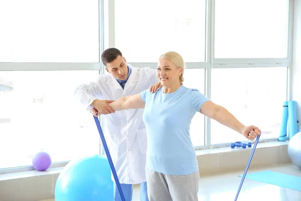 Physiotherapeutin arbeitet mit erwachsenen Patienten im Reha-Zentrum — Stockfoto