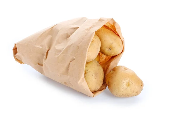 Сумка с сырым картофелем на белом фоне — стоковое фото