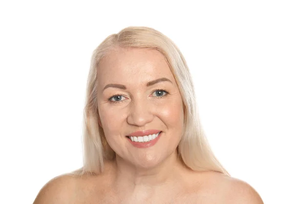 Rijpe vrouw met een gezonde huid op witte achtergrond — Stockfoto