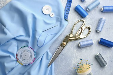 Hafif arka planda terzi aksesuarları ile bez