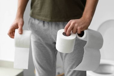 WC Kağıt rulo ile adam