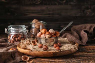 Ahşap masada lezzetli fındık