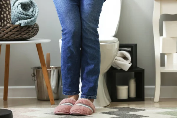 Wanita muda dekat toilet mangkuk di kamar kecil — Stok Foto