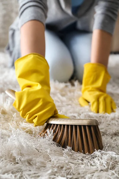 Tappeto donna pulizia a casa — Foto Stock