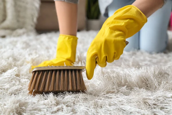 Mulher tapete de limpeza em casa — Fotografia de Stock