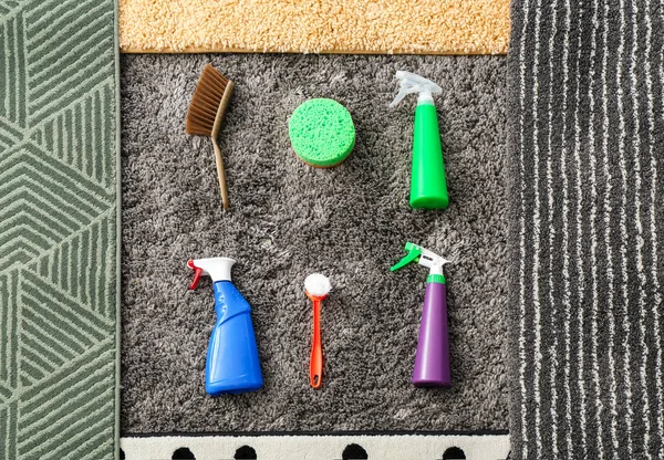 Different carpets and cleaning supplies, top view — Stock Photo, Image