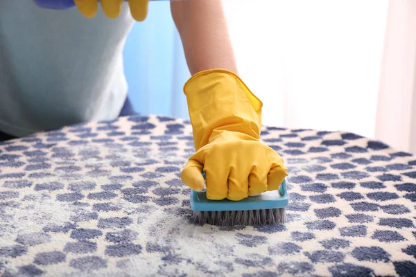 Wanita membersihkan karpet di rumah — Stok Foto