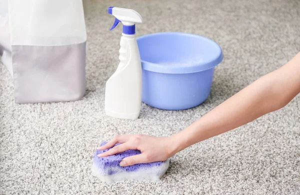 Alfombra de limpieza mujer en casa — Foto de Stock