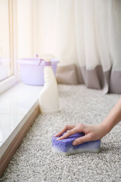 Nainen puhdistaa matto kotona — kuvapankkivalokuva
