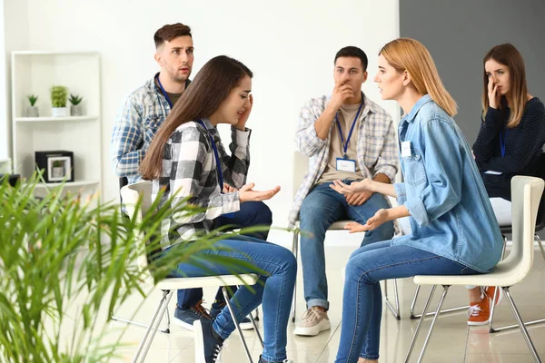 Personas en sesión de terapia de grupo — Foto de Stock