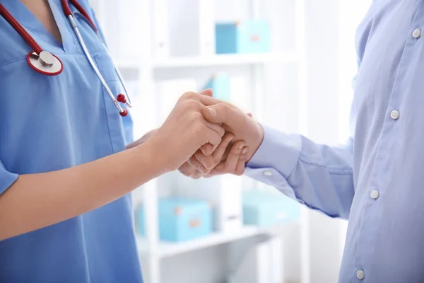 Doctora reconfortando a su paciente en la clínica — Foto de Stock