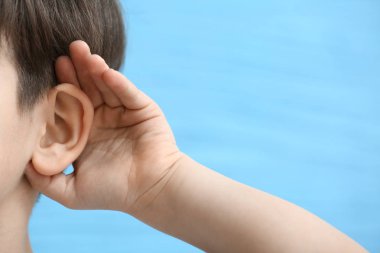 Renk arka plan, closeup işitme sorunu olan küçük çocuk