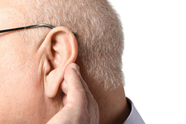 Старший мужчина с проблемами со слухом на белом фоне, крупный план
