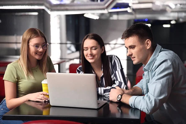 Junge Kollegen während der Kaffeepause im Café — Stockfoto